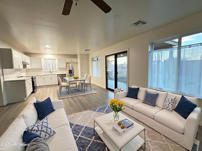 Building Photo - 10542 W Alvarado Rd