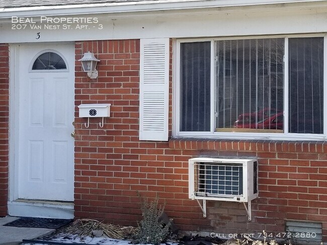 Building Photo - 207 Van Nest St