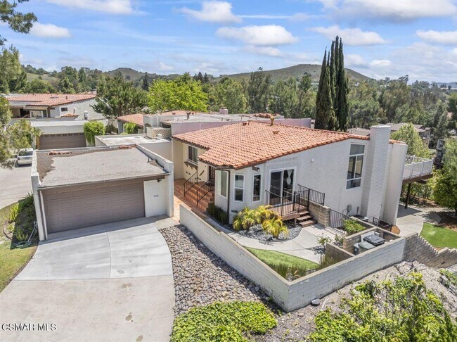 Building Photo - 4 bed, 2 1/2 bath home in the Racquet Club...
