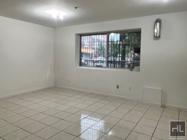 Building Photo - Amazing 2 Bed 1 bath WOODSIDE!!!