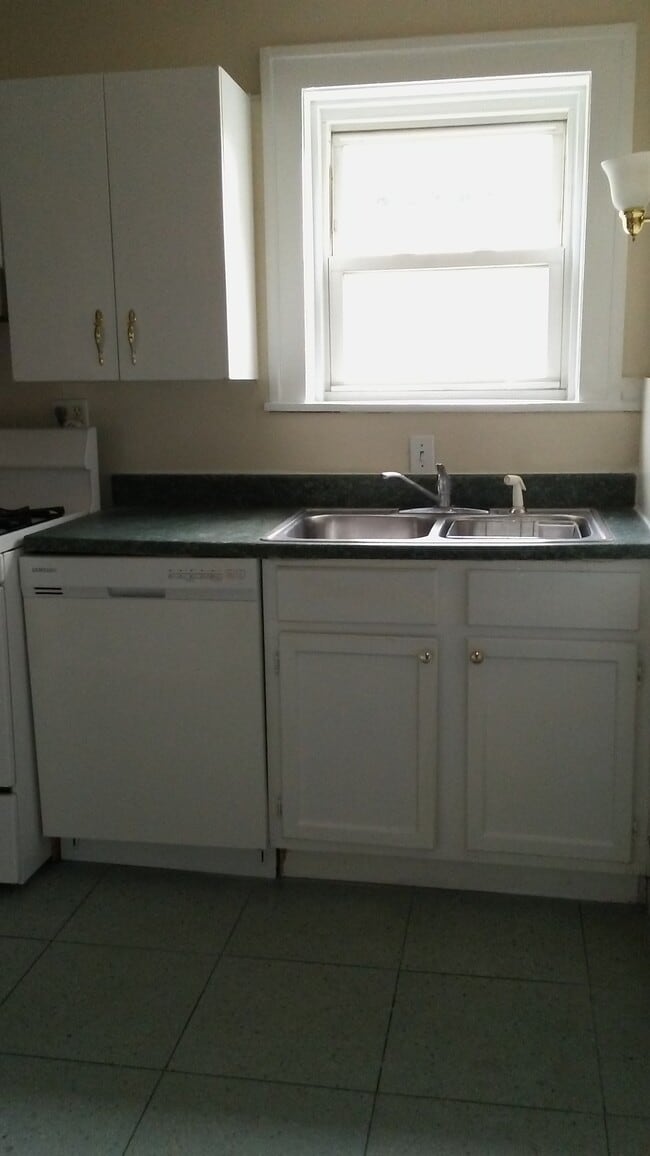 Kitchen - 7525 Forsyth Blvd