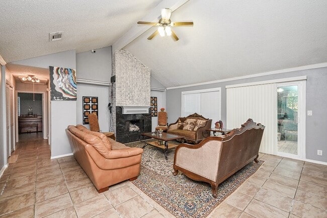 Foto del edificio - 13102 Richmond Ave.