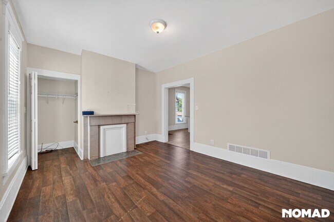 Foto del edificio - 1855 W 58th St