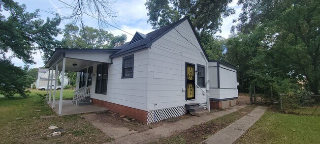 Building Photo - Beautiful 3 bedroom/1 bath Cottage with La...