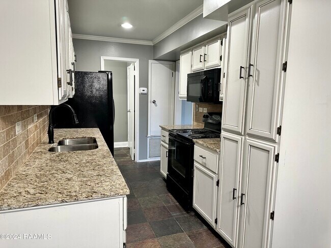 Building Photo - 200 Lodge Dr