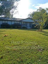 Building Photo - 817 Springlake Dr