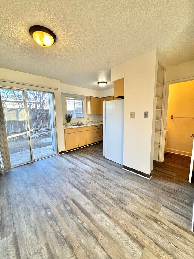 Foto del edificio - 2 bed 1.5 bath, 2-story Townhome!!!