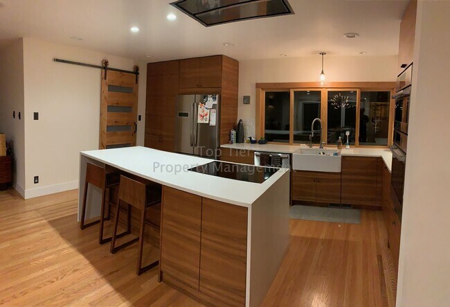 Foto del edificio - Beautiful, Private, Bright, Remodeled 3 Bd...