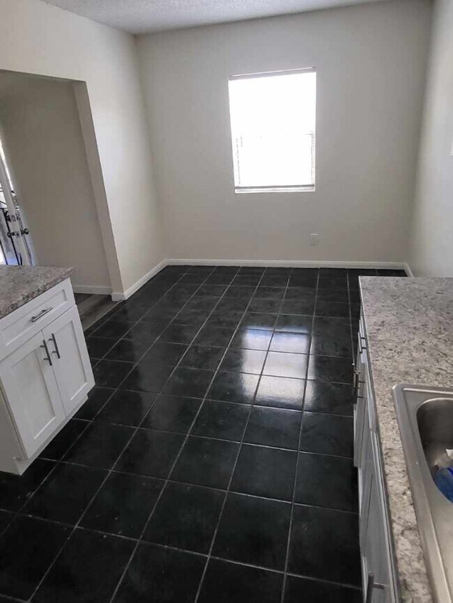 Foto del edificio - 1098 E 16th St