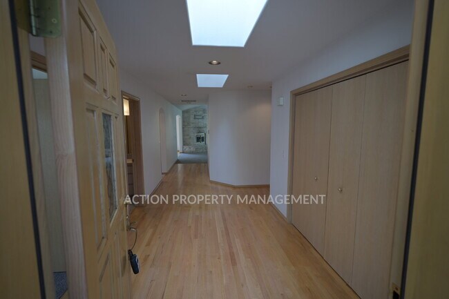 Foto del edificio - 2 bed + office, 2 bath, 2 car garage condo in Sunland