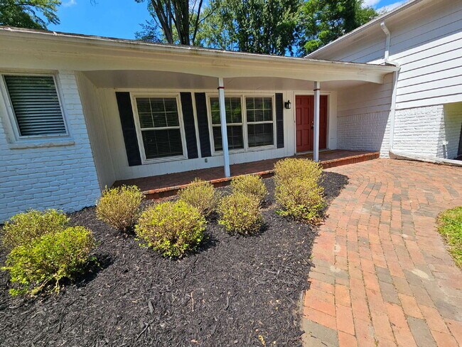 Foto del edificio - Private 4 Bedroom Home on 0.75 Acres with Great Room Fireplace, Wet Bar & 3-Season Room, 2 Car At...