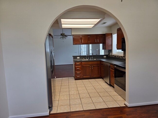 Building Photo - Charming 3-Bedroom Home in Desirable Shadowmoss Community