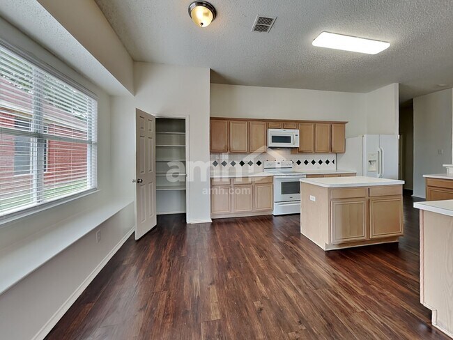 Foto del edificio - 300 Trailwood Dr