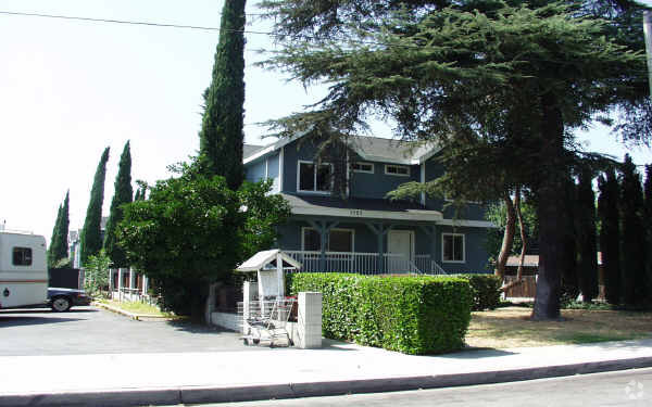 Building Photo - 1727 Alamitas Ave