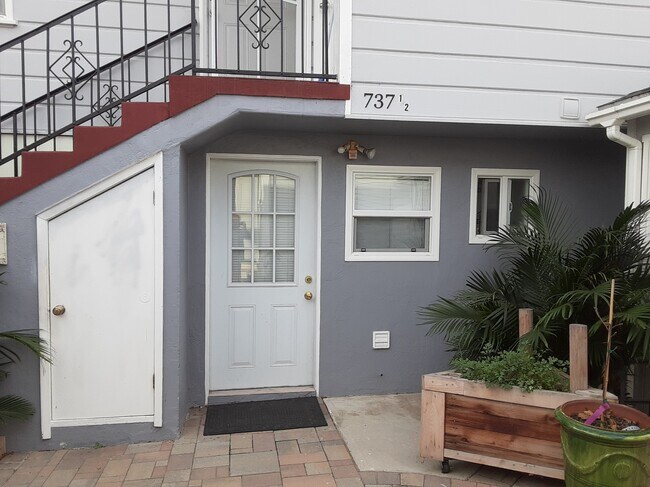 Entrance - 735 W 19th St