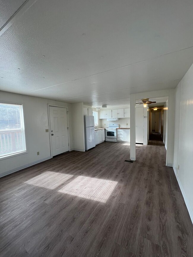 Building Photo - 2 bed 1.5 bath home with off-street parking