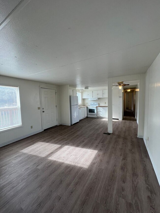 Foto del edificio - 2 bed 1.5 bath home with off-street parking