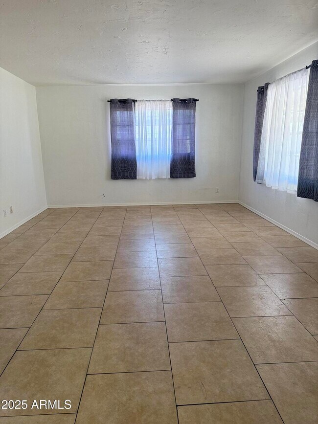 Foto del edificio - 1321 E Hall St
