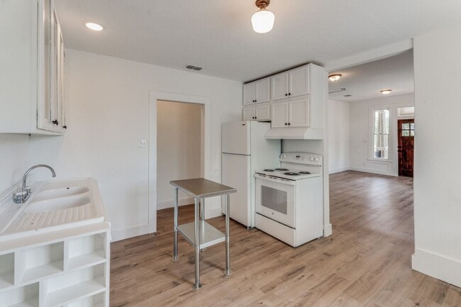 Building Photo - 417-P
