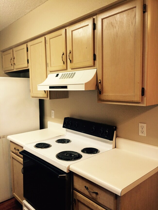 Building Photo - Spacious townhouse that is convenient to c...