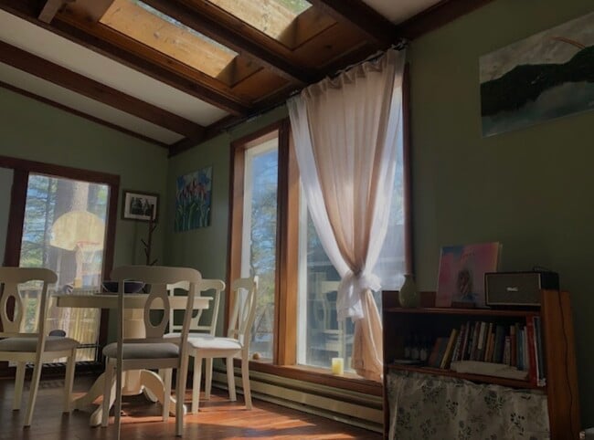 Foto del edificio - 64A Emerson Dr