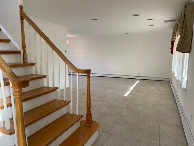 Foto del edificio - 12 Chadwick Rd