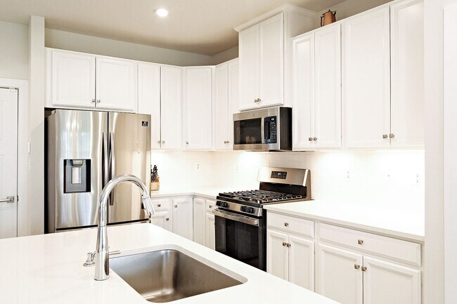 Foto del edificio - Spacious Pet-Friendly N. Albemarle Co Home With Fenced Backyard