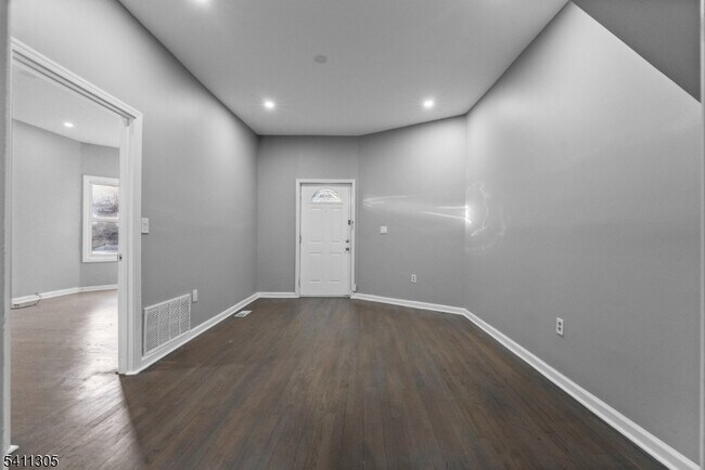 Building Photo - 467-469 Summer Avenue Unit 1