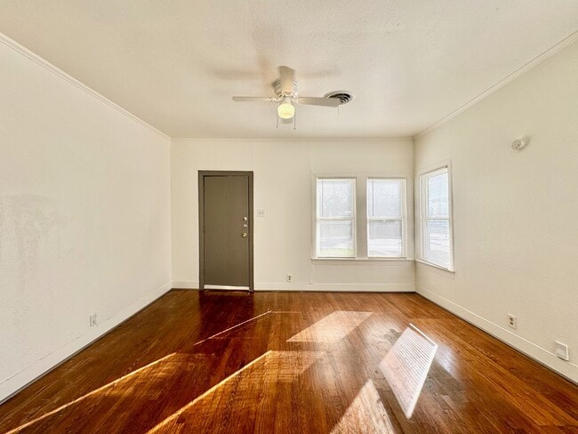 Building Photo - Cute 1/1 Duplex near Lakewood Shopping Center
