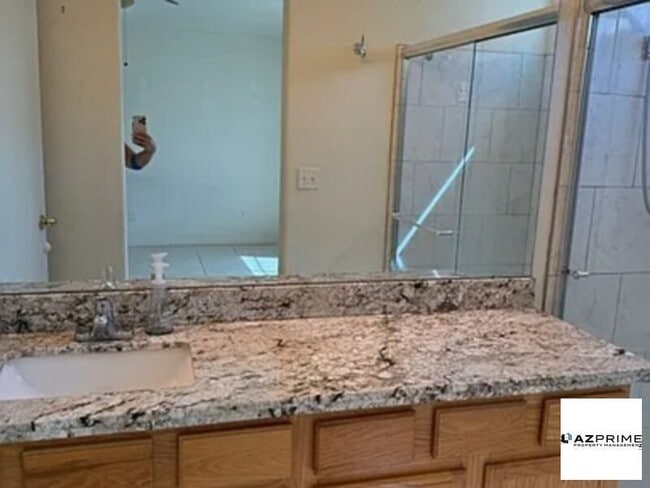 Foto del edificio - Beauty abounds in this home