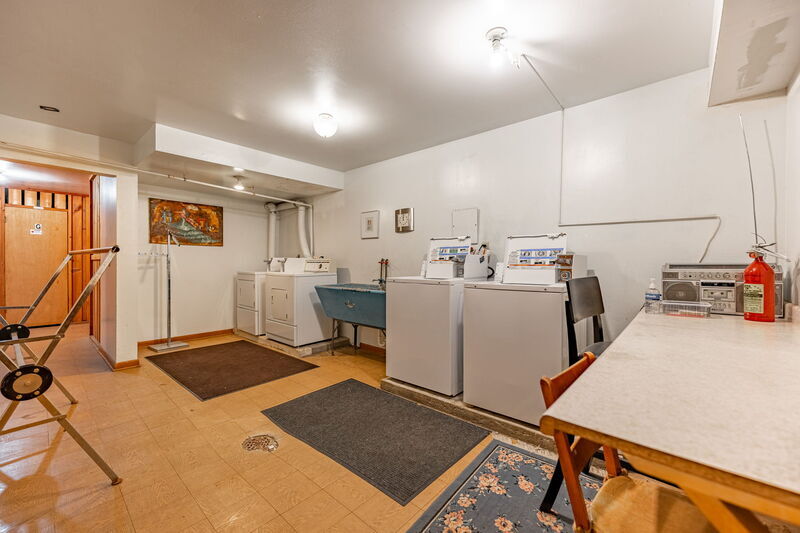 Foto del edificio - 1609 E State St