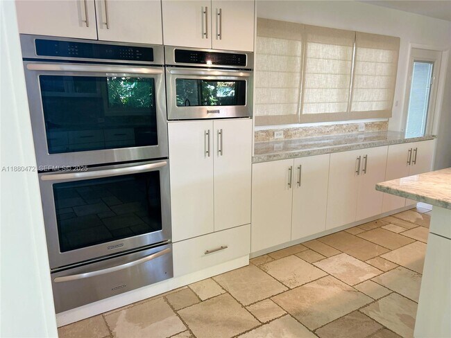 Building Photo - 6395 SW 42nd Terrace