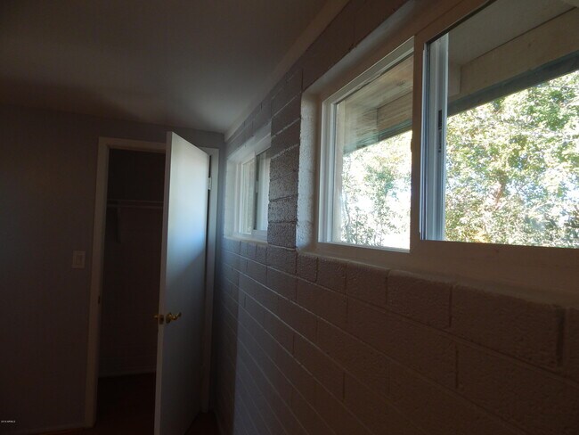 Building Photo - 2025 S Granada Dr