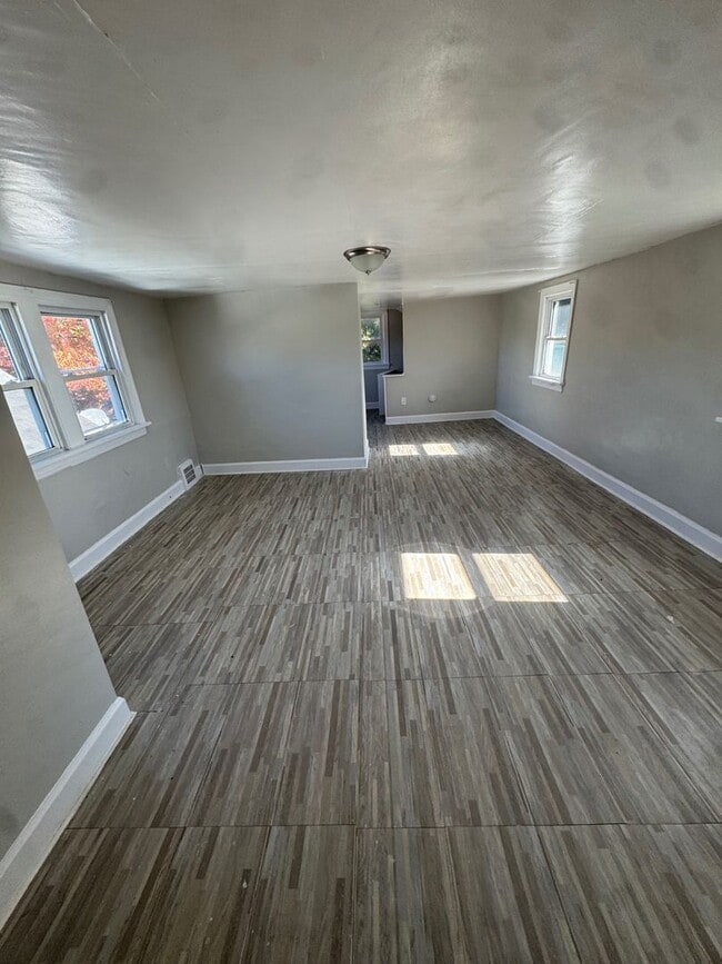 Building Photo - Charming 3-Bedroom Property in Prime Locat...