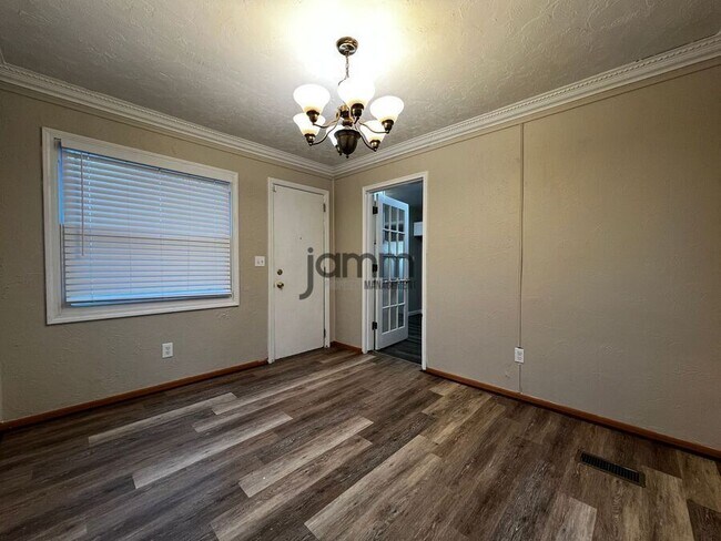 Foto del edificio - 18713 Waterbury Ave