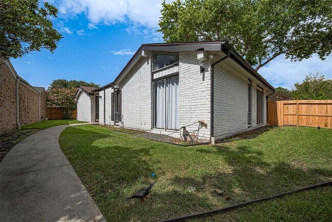 Foto del edificio - 1014 Fleetwood Pl Dr