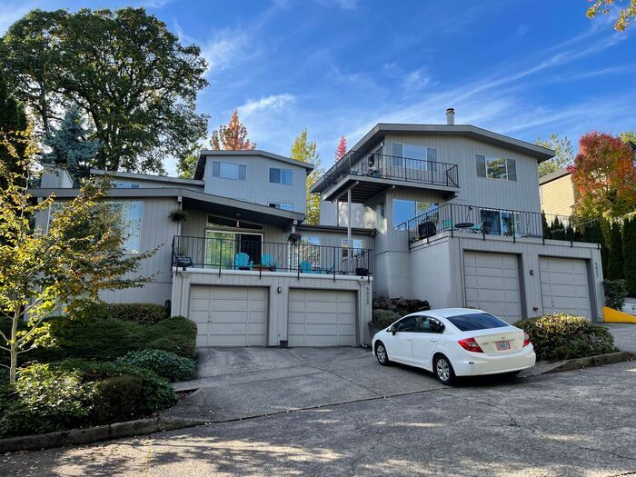 Foto principal - Spacious 4 Bedroom in a great location!