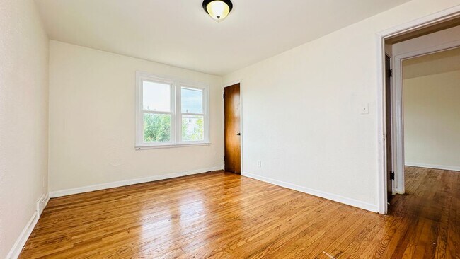 Building Photo - 1553 Whitney Ave