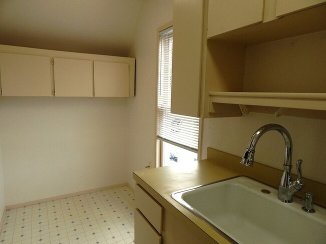 Building Photo - 2332 Hoyt Ave