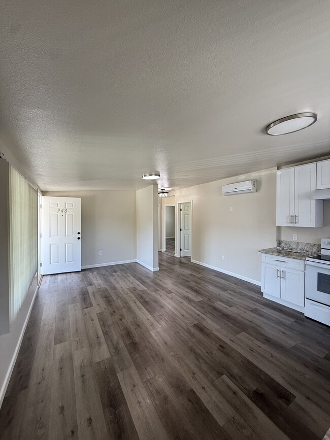 Building Photo - 948 N Van Ness Ave