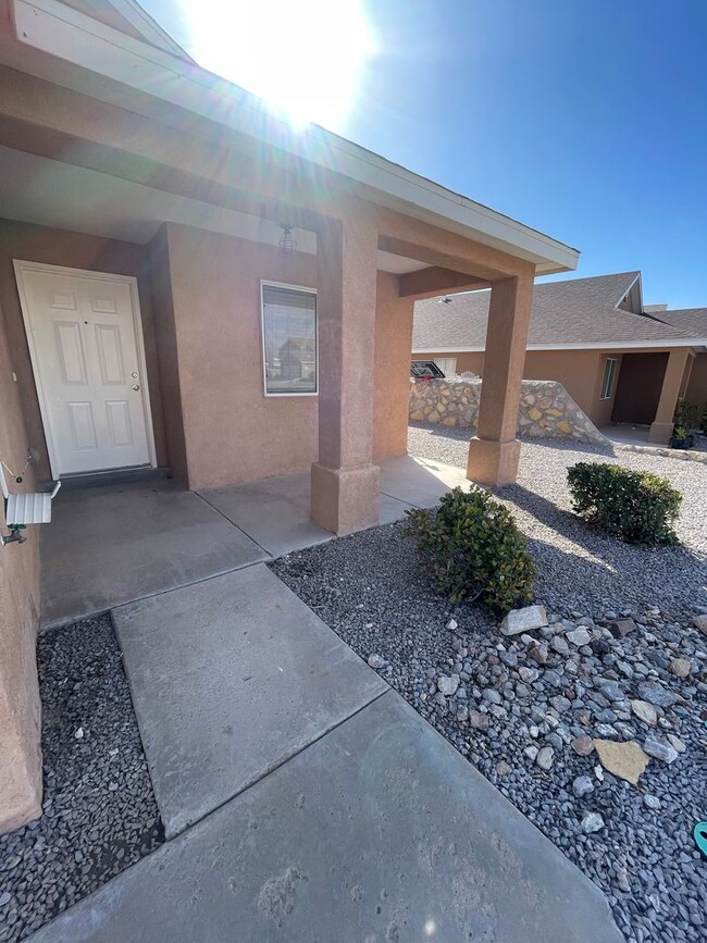 Building Photo - Gorgeous 3 Bedroom / 2 Bathroom Home in La...