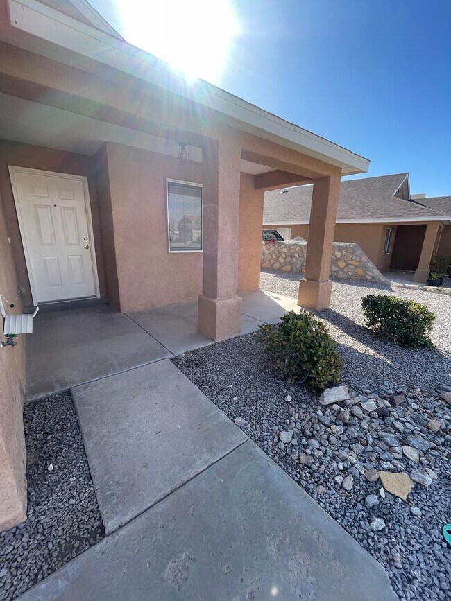 Foto del edificio - Gorgeous 3 Bedroom / 2 Bathroom Home in Las Colinas