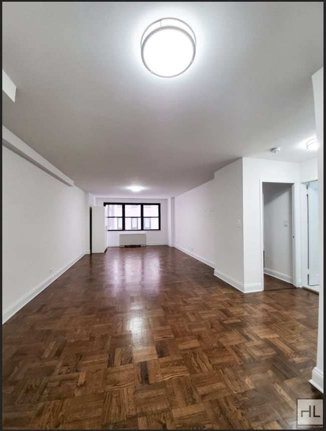Building Photo - 5 AVENUE