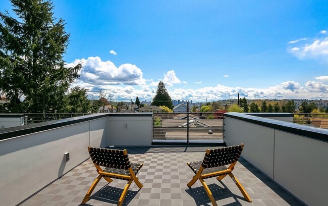 Foto del edificio - Enjoy Stunning City Views from This 2-Bedr...