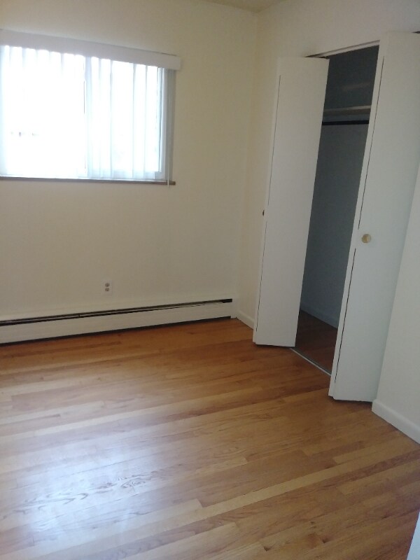 Building Photo - 165 E Oakridge Ave