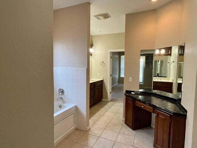 Building Photo - Large 3 Bed 2.5 Bath In Edmond