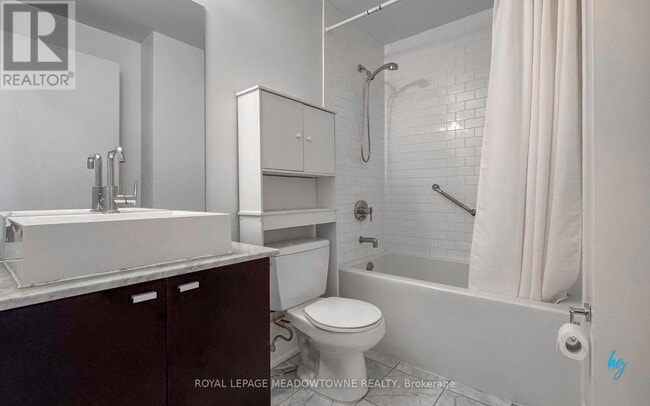 Photo du bâtiment - 103 The Queensway