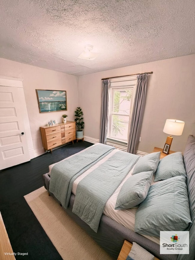 Building Photo - Updated 2 bed 1 bath Upper Apartment