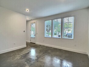 Building Photo - 5052 Mercer St