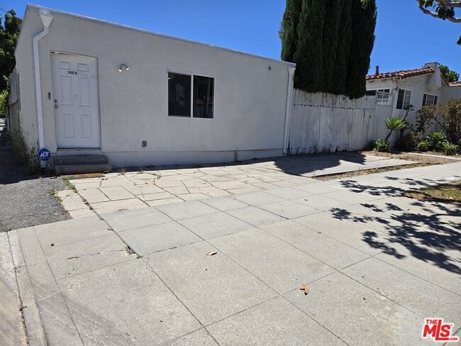 Building Photo - 300 S La Peer Dr